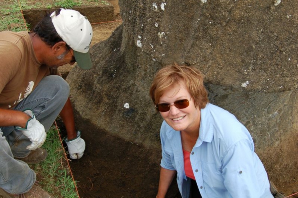 Jo Anne Van Tilburg, right, and Cristián Arévalo Pakarati