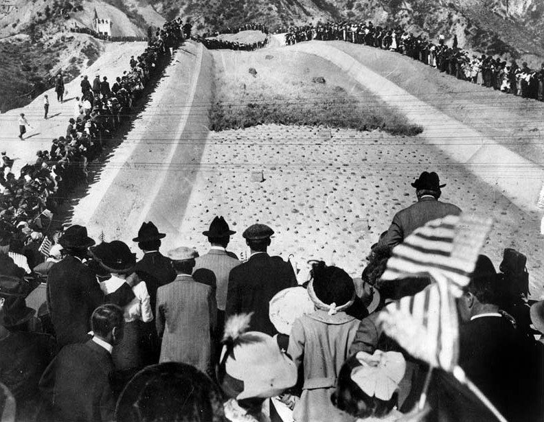 A photo of a crowd of 30,000 people who watched the first water cascade through the aqueduct in the San Fernando Valley.