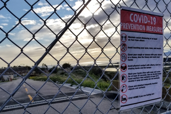 A photo of a Covid-19 fence sign.