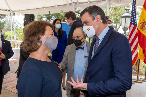 Professor Barbara Fuchs speaks with Pedro Sánchez, the president of Spain, on UCLA’s campus