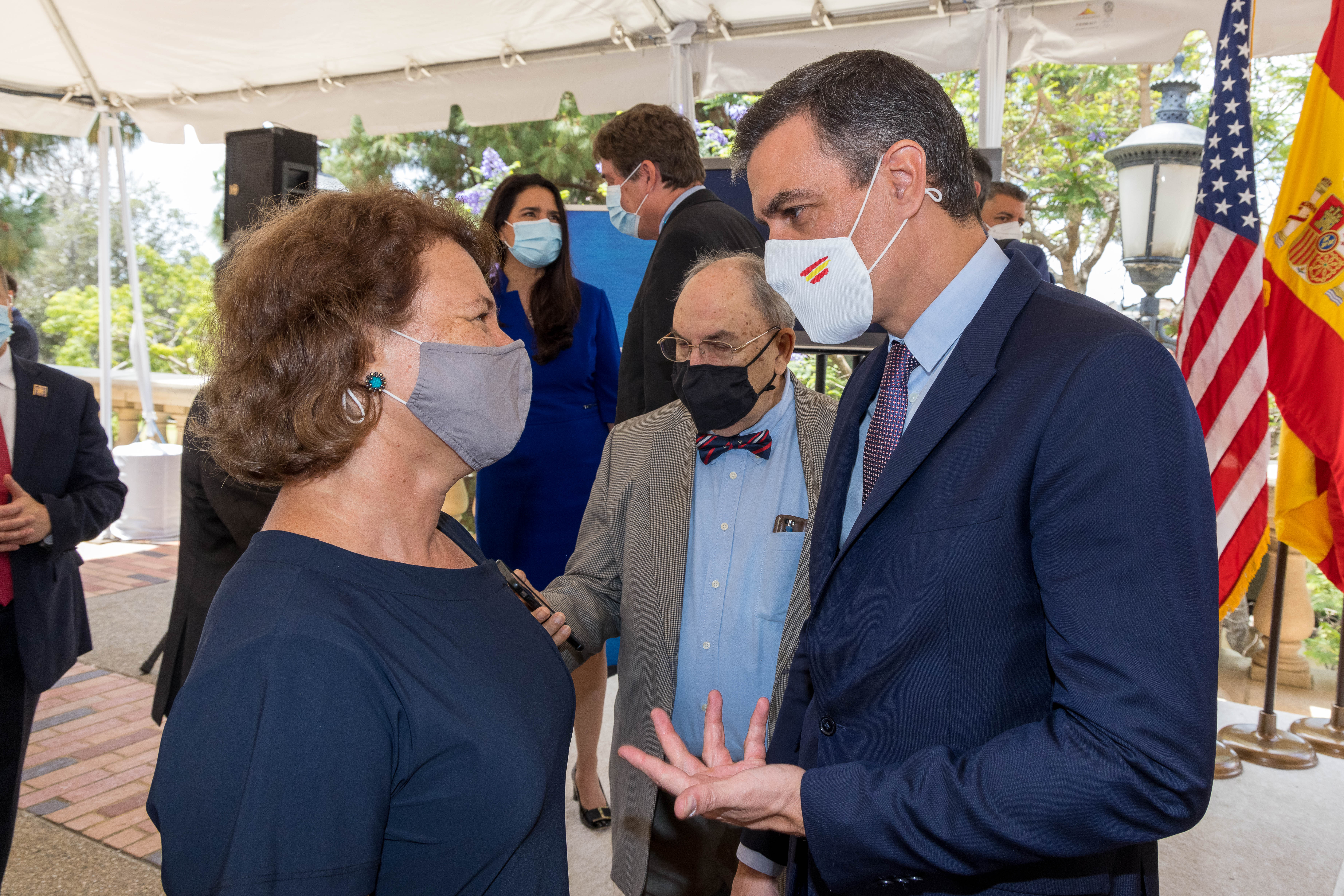 Professor Barbara Fuchs speaks with Pedro Sánchez, the president of Spain, on UCLA’s campus