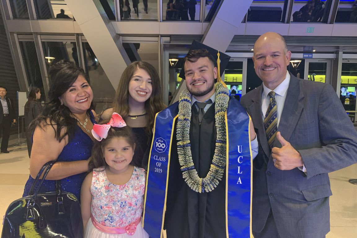 Image of Carlos Galván with his family