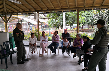 A meeting between citizens and members of the municipal police in MedellÃn, Colombia.