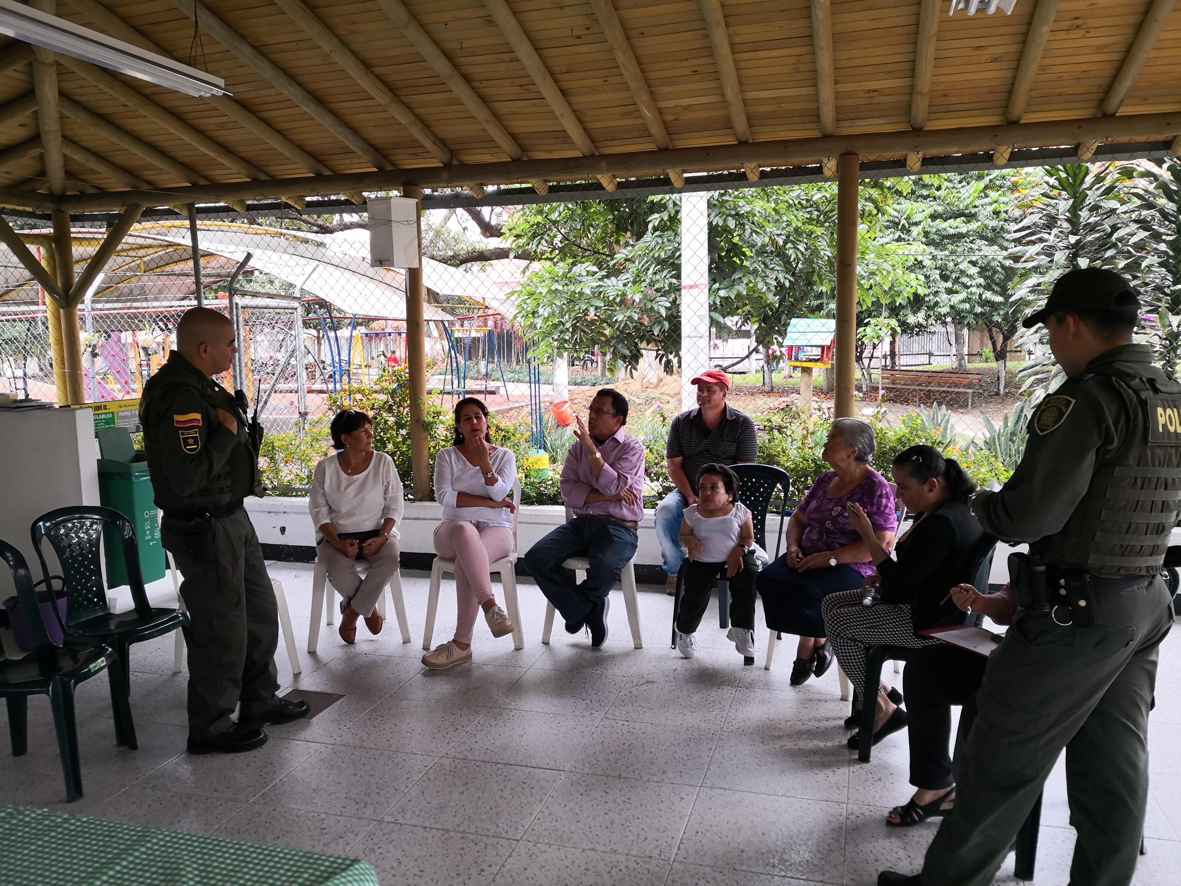 A meeting between citizens and members of the municipal police in Medellín, Colombia. 