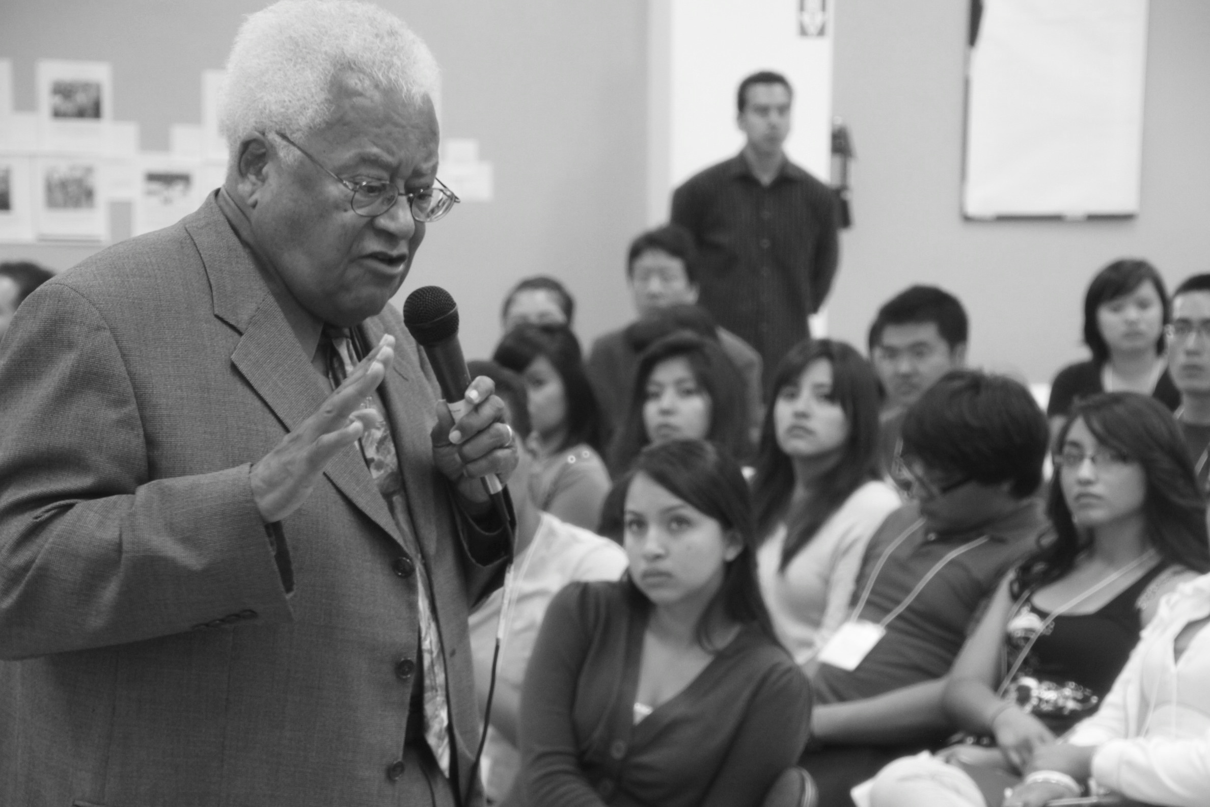 Image of Rev. James Lawson speaking to interns in the Dream Summer program, a fellowship opportunity for student immigrants and their allies. 