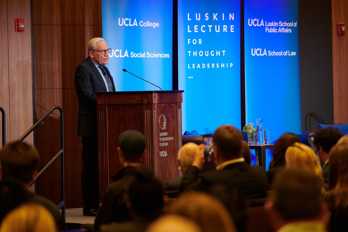 Image of legendary journalist Bob Woodward delivering the 2022 Luskin Lecture for Thought Leadership
