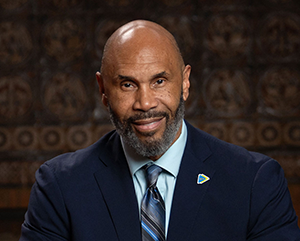 Darnell+Hunt-363-241 horizontal head-and-shoulders portrait of Darnell Hunt in suit and tie