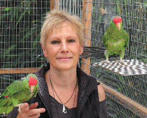 Ursula-363-241 Ursula Heise with two parrots