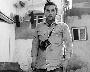 Jason+De+Leon-363-241-NBA Jason De León standing with camera