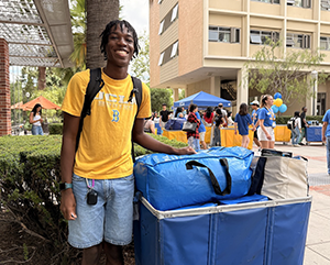 Move-inJulius James-363-241 A first-year Bruin on move in day.